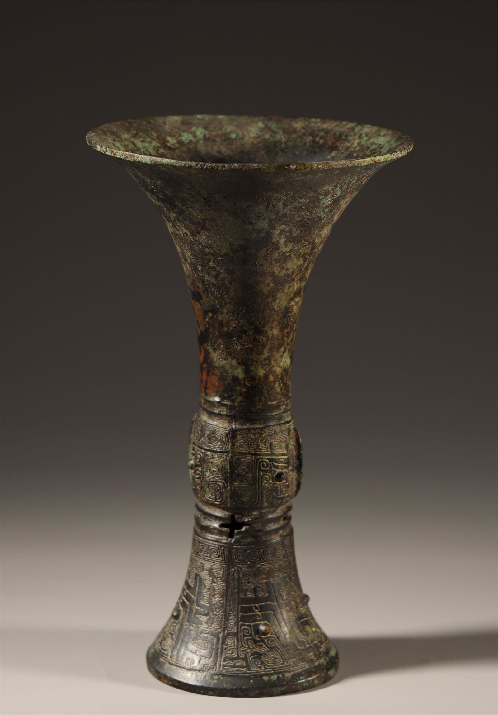 Shang Dynasity, Bronze Vase: H: 25.2cm Top Diam: 15.3cm