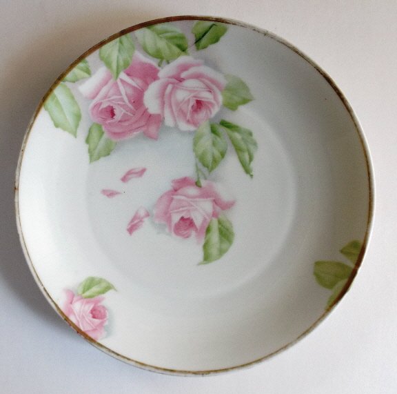 Bavarian Rosenthal porcelain plate 1901-1933 Pink Roses: Antique Victorian Rosenthal porcelain plate, pastel pink roses, marked "Rosenthal [under Crown] Kronach-Bavaria, Kronach"; the porcelain mark was used in 1901-1933. US: Priority (c 2-4 days) ---------