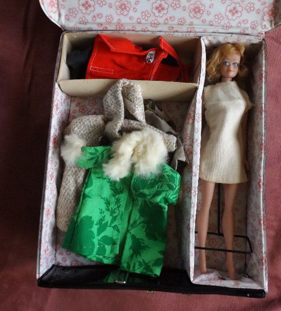 1963 Midge doll, Model 860 1st issue, Barbie case: First issue of the 1963 Midge doll, Model 860 - the friend of Barbie - with original black Barbie case, stand and self-made original 1960s outfits. All points of first issue are present: Straight legs