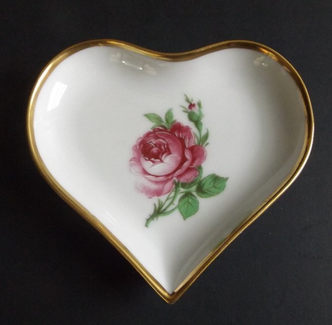 Kaiser Porcelain Heart Shaped Trinket Dish 1970 Germany: Small heart shaped porcelain trinket dish / plate. The plate has a porcelain mark of 'Kaiser, W.[West] Germany', '1531 WK' & '50' [1970s]. US: Priority (c.2-4 days) ----------- $9.50 Canada: 1st Class
