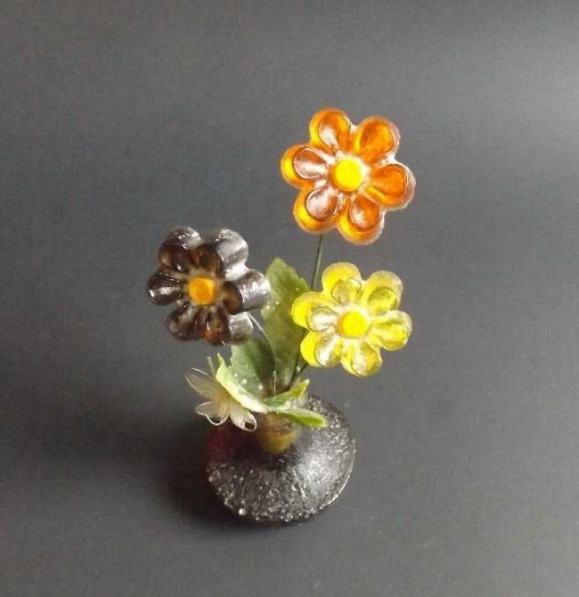 Mid Century Modern Design Gifts art flower decor 1974: Mid-Century Pop Art Design Gifts art flower decor. Novelty resin flowers with plastic leaves in a resin vase. The item has an original label stating, "Design Gifts, Original Design by Design Gifts Int