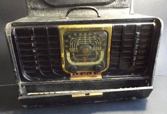 Portable Zenith Model 8G005 Transoceanic Radio 1947: Zenith Model 8G005 Trans-Oceanic Radio 1947 This set was made around 1947, closely following the end of World War II. By the time the wartime manufacturing hiatus ended, Zenith had redesigned the orig
