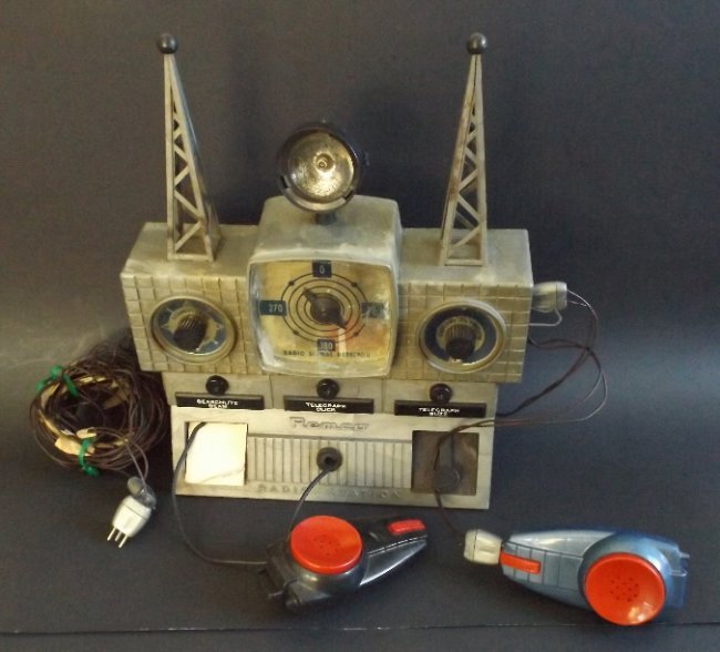 Mid-Century Remco Electronic Radio Station Toy 1954: Mid-Century Marbled silvery plastic Remco electronic radio station toy 1954, telegraph communication with Morse Code, and searchlight, in original 1954' box. Rates vary per country, we will adjust shi