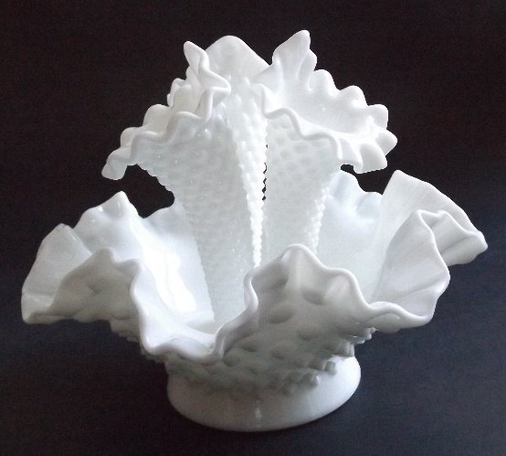 Fenton 3 Horn Epergne Milk Glass Flower Bowl Vase: Fenton 3 Horn Epergne Milk Glass Hobnail centerpiece Flower Bowl Vase, Art Nouveau style. Vintage unmarked Fenton epergne with three flower horns. Hobnail milk glass with ruffled bowl. Fresh flowers c