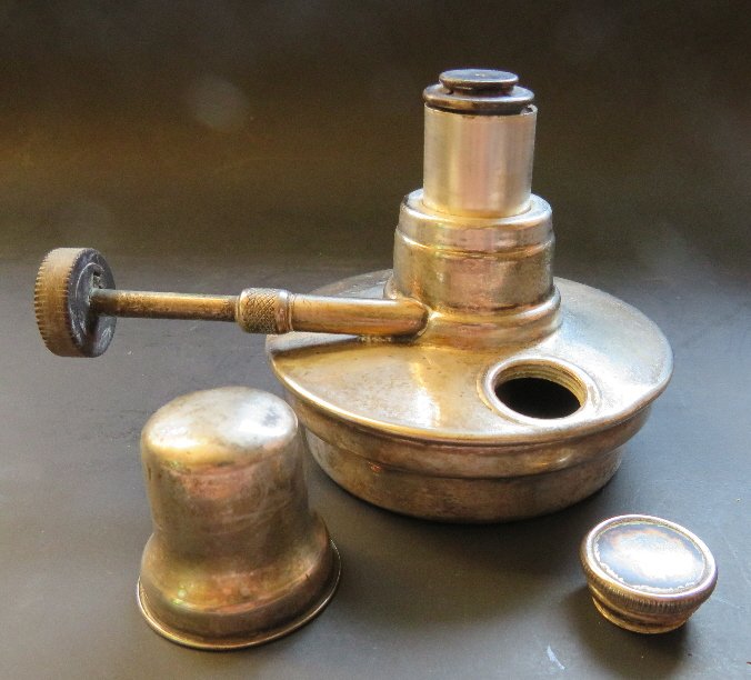 Sternau Silver Plate Dish Heater, Spirits Burner, 1906: 1906 Original Sternau Silver Plate Dish Heater, Spirits Burner Small silver-plated spirits/ alcohol burner, a heater with a base to hold liquid fuel and a flame regulator knob and a top cover. The bur