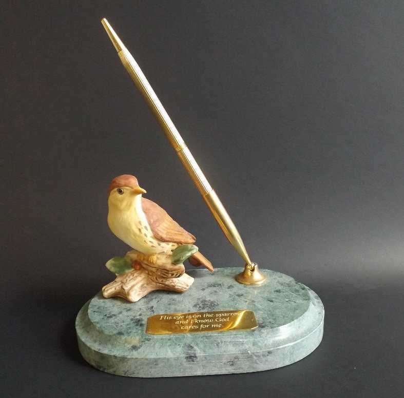 Pen Holder sparrow on green marble Inspirational 1970s: Genuine green marble pen holder stand with a porcelain sparrow figurine and brass plaque with an inspirational verse, "His eye is on the sparrow and I know God cares for me." Created in the 1970's by 