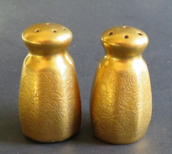 Pickard Gold Encrusted Porcelain Salt Pepper Shaker: Pickard Gold Encrusted Porcelain Salt and Pepper Shakers, rose and daisy engraved design, 24k gold outside, cream-white glaze inside; marked Pickard, design #1-32; American, c. 1930s-1960s. US: Priori
