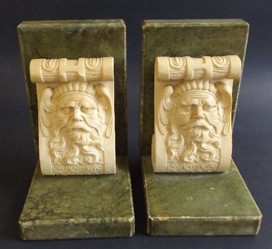 Set of two classic Italian bookends, bonded marble: Set of two classic Italian bookends, varnished greenish soapstone and bonded white marble, mid-20th century. The bookends are unmarked. Rates vary per country. We will adjust shipping costs with invoi