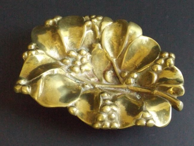 Mid Century Brass Ring Holder Virginia 1956 Cotoneaster: Mid-Century Modern small solid brass ring holder, Cotoneaster design, marked by 'Virginia Metalcrafters, 1956', number '4-36'. US: Priority (c.2-4 days) ---------- $9.50 Canada: 1st Class (c.2-6 weeks