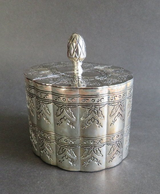 Scalloped Oval Jewelry Trinket Box Silver Plate 1980s: Vintage scalloped oval jewelry trinket box with acorn finial nob of the lid, silver plated, red velvet inside and dark blue velvet on the bottom, unmarked, probably International Silver Company, 1980s