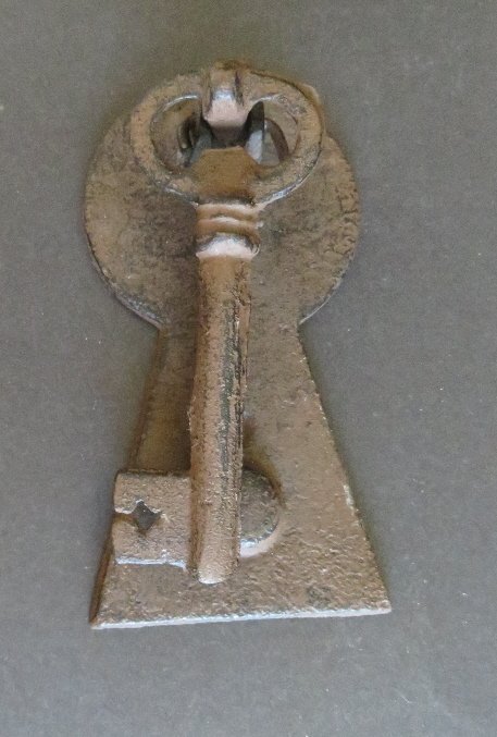 Vintage Key Shaped Cast Iron Door Knocker: Vintage cast iron key shaped door knocker, unmarked. US: Priority (c.2-4 days) ------------ $9.50 Canada: 1st Class (c.2-6 weeks) ----- $22.50 World: 1st Class (c.2-8 weeks) ------ $31.50