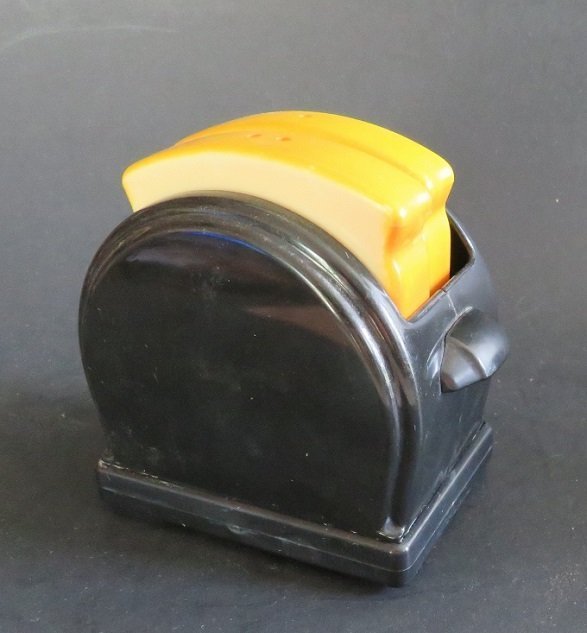 Vintage 1950s Salt and Pepper Toast Shakers in Toaster (1 of 12)