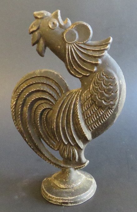 Vintage Mid Century Metal Rooster Door Stopper Decor 1960s: Vintage Mid Century Modern metal rooster door stop, decor, pewter alloy with black patina-look tarnish, 1960s. The rooster is 8.1/4" [21cm] tall; c.5" [12.7cm] wide, and c.3/4" [1.9cm] thick, very goo