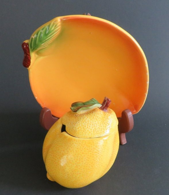 Vintage Porcelain Lemon Shaped Jar with Peach Shaped plate 1950s: Vintage yellow lemon shaped porcelain jar with lid and orange-yellow lemon or peach shaped small dish. The jar is created by Harry & David and produced in China. Harry & David is an American privately