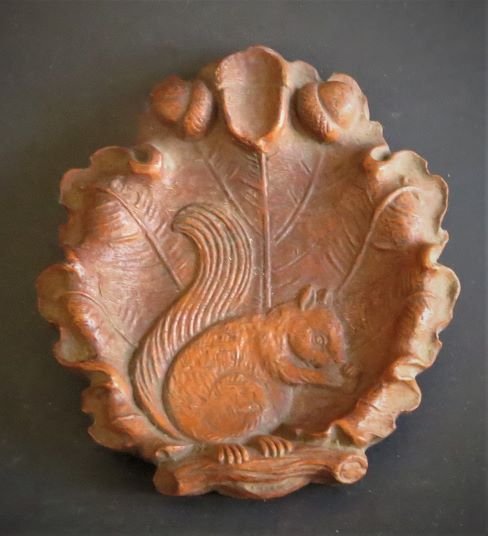 Vintage Mid Century Syroco Wood Sqirrel Acorn Ashtray 1940s: Vintage Mid Century 1940s Syroco Wood Squirrel & Acorn ashtray or desk decor. The oval ashtray is 4" x 3.1/2" [10.2cm x 8.9cm], very good condition. Syracuse Ornamental Company (Syroco), American manu