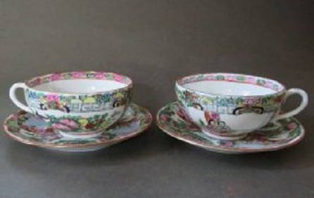 Set for 2 Chinese Export Porcelain Tea Cups & Saucers Rose Medallion 1950s (1 of 16)