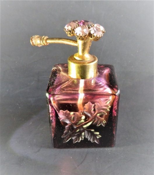 Vintage Glass Perfume Bottle, Rhinestones decorated Lid, 1930s: Vintage amber glass perfume bottle with a Rose flower and leaf design on each site and Rhinestone decorated pump lid [rubber pump is missing], unmarked, 1930s-1950s. The bottle including lid is 3.1/4"