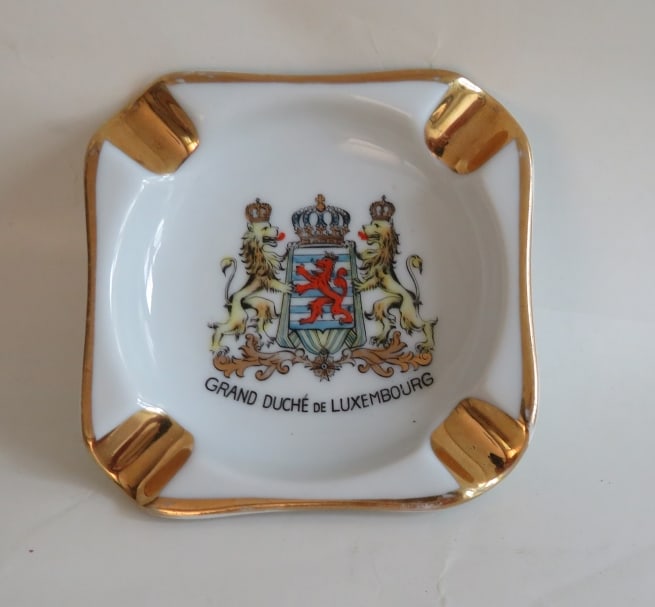 Porcelain Ashtray, Luxembourg Coat of Arms, Plankenhammer, Bavaria, 1950s: Small vintage porcelain ashtray with the coat of arms of Grand Duchy of Luxembourg, marked on the bottom, green mark of Plankenhammer Floss Bavaria, and gold mark with 'A' and 'S' in Bavarian crown wi
