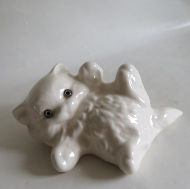 Vintage Porcelain Kitten Figurine, Artist Signed & Dated 1976 (1 of 6)