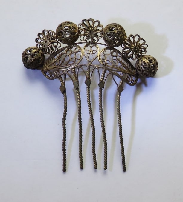 Antique Victorian Art Nouveau Style Floral Filigree Hair Comb, 1890s: Antique Victorian Art Nouveau gold tone metal Spanish style hair comb with hollow filigree balls & flowers, unmarked; 1890s-1900s. The comb is 3" long, 3" x 1" [7.7cm x 2.6cm] white [decorative part],
