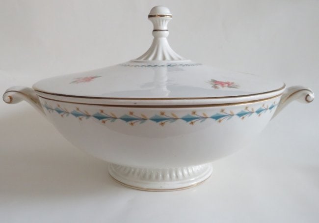 Hall, Federal Style Porcelain Lidded Serving Bowl, Mount Vernon Pattern, 1940s (1 of 13)