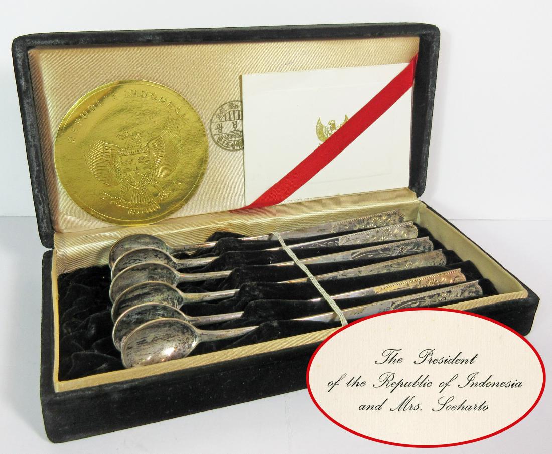 JFK Assassination Secret Service Agent Iced Tea Spoon: Description: The White House White House S.S. Agent Acquired Iced Tea Spoon Set Gifted by Indonesian President Soeharto 20th C. Korean 6-pc silver iced tea spoon set gifted by Indonesian President Soe
