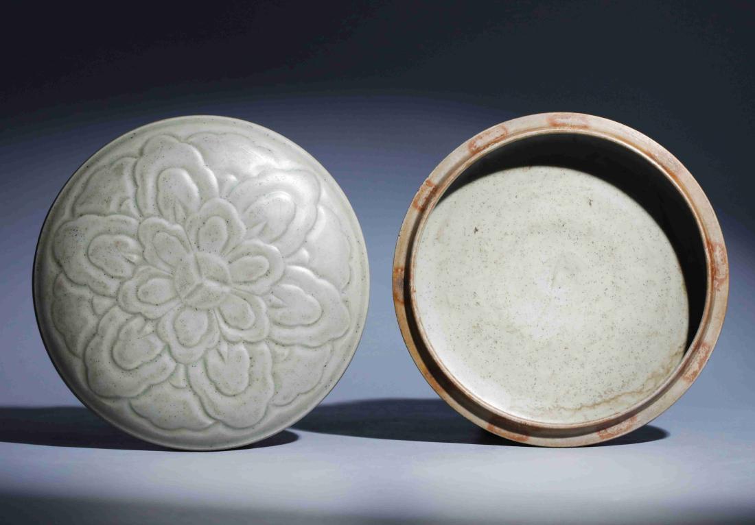 YUE KILN ENGRAVED POWDER BOX (1 of 6)