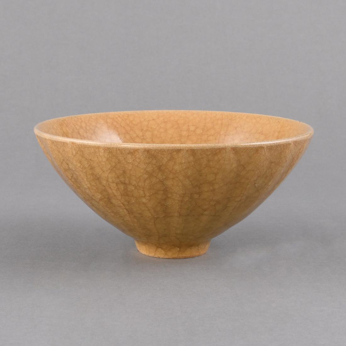 A RARE 'BEISHOKU' CELADON 'LOTUS' BOWL (1 of 9)