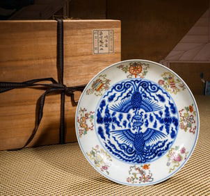 A blue and white and famille-rose phoenix dish