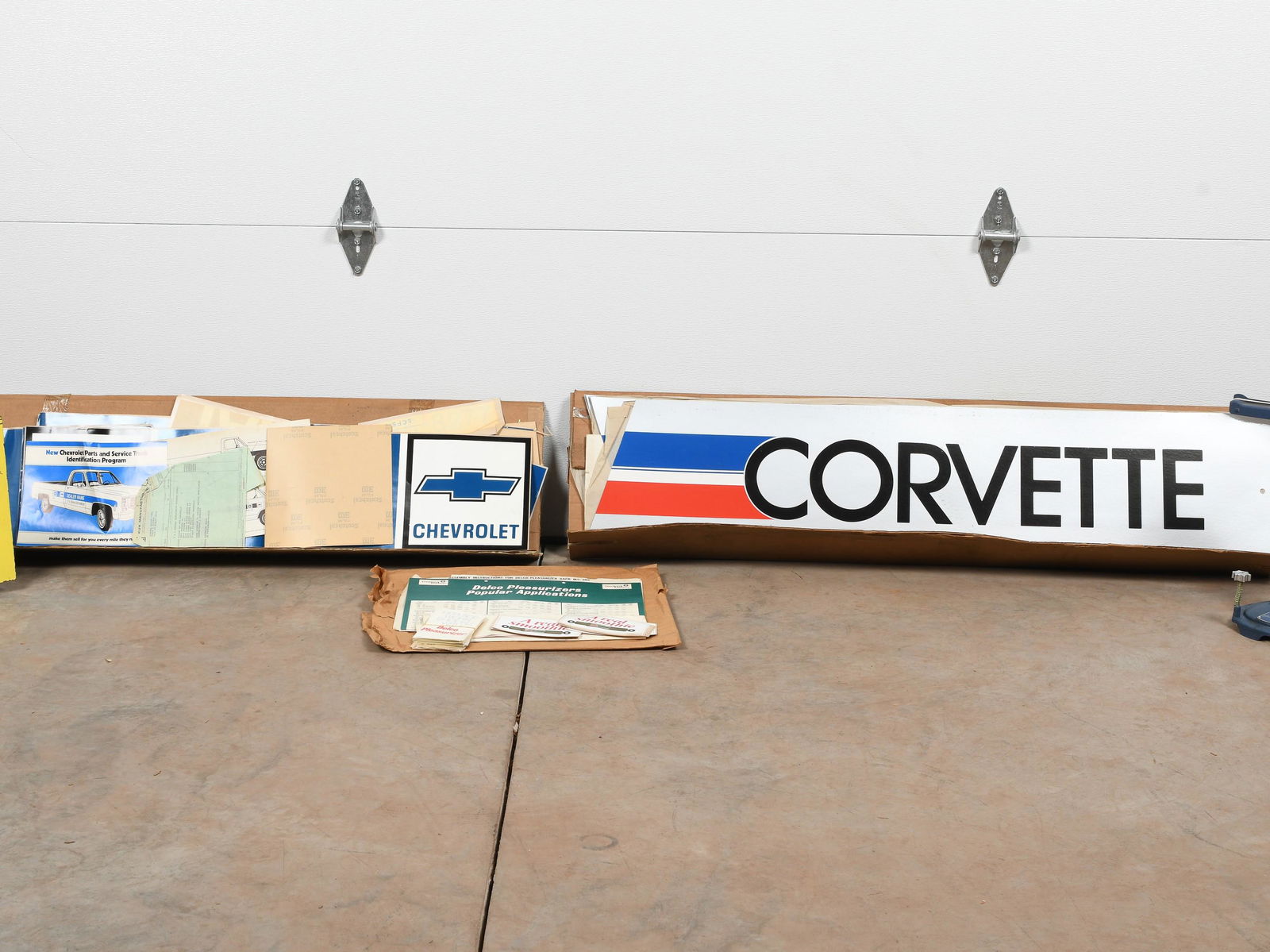 Lot Of Chevrolet & Assorted Automobilia (1 of 1)