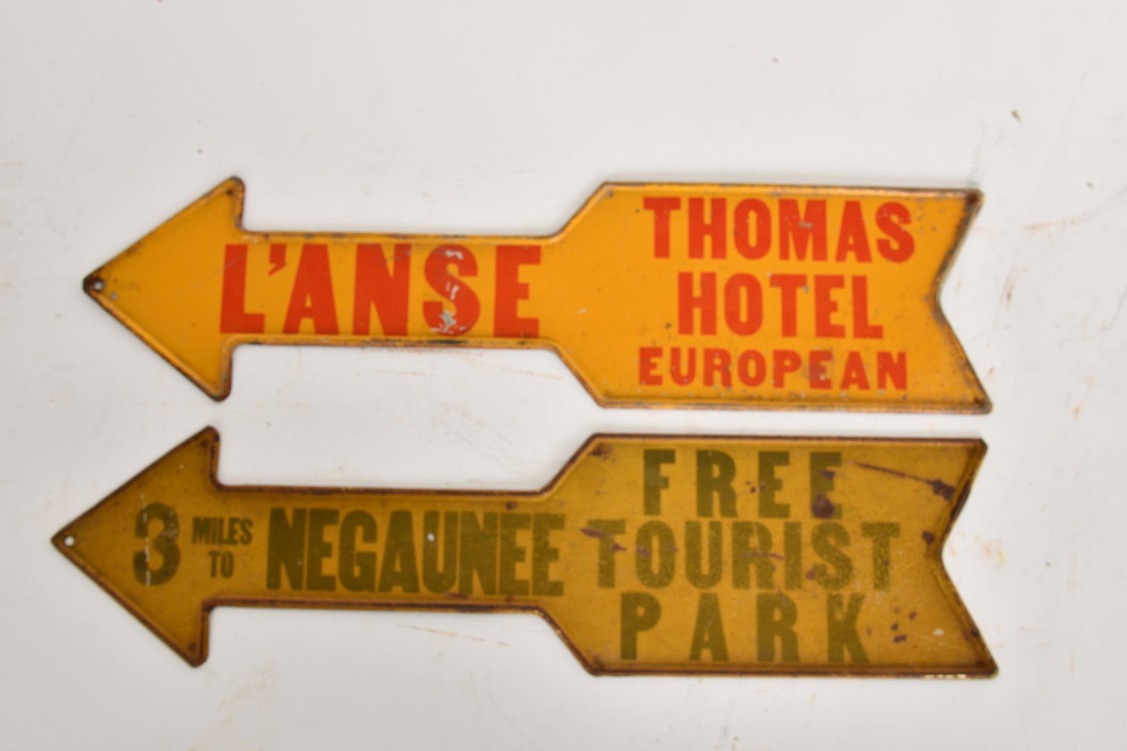 LOT OF 2 ARROW SIGNS (1 of 2)