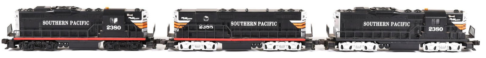 3-O Gauge Southern Pacific Diesel Engines: 2-#2380, #2385, all in good condition, show some wear, see photos