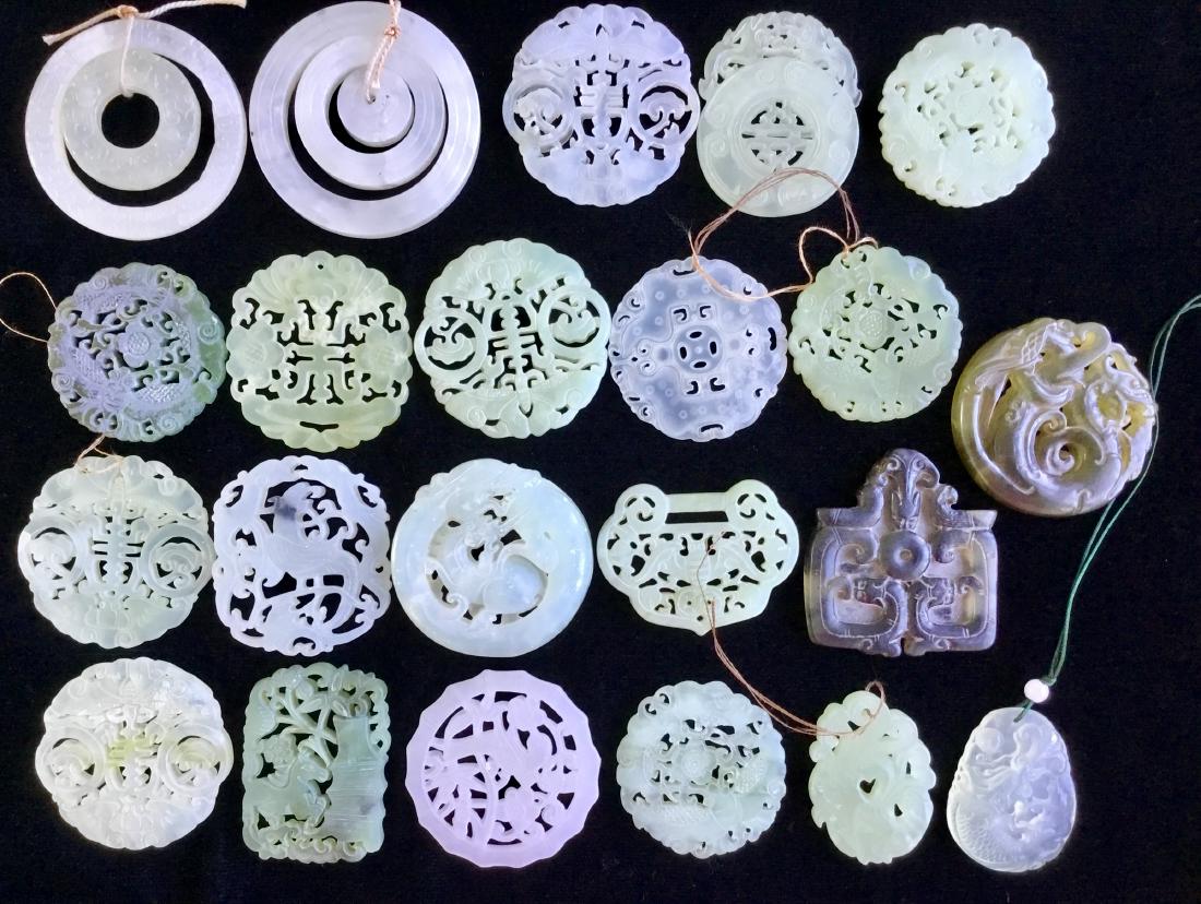 LARGE GROUP OF CHINESE JADE AND AGATE PENDANTS (1 of 6)