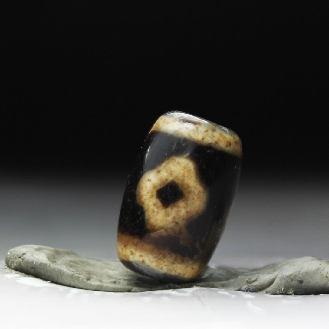 TIBETAN DZI AGATE BEAD (1 of 3)