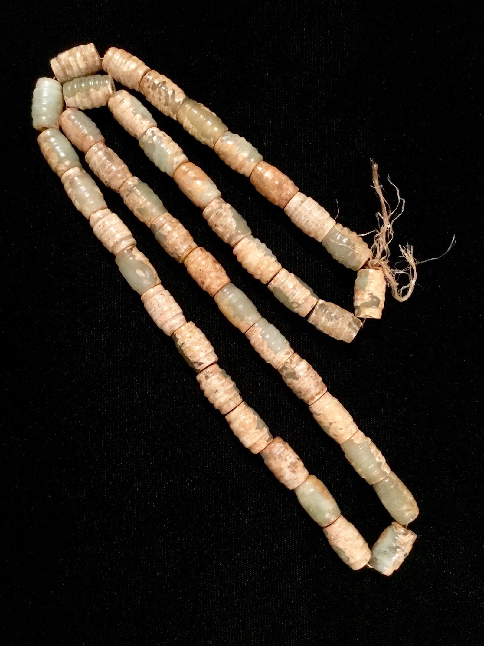 CHINESE CARVED JADE BEADS NECKLACE (1 of 3)