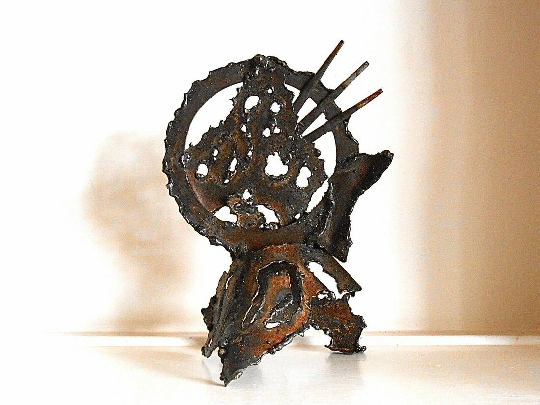 MID CENTURY ABSTRACT METAL SCULPTURE: MID CENTURY STYLE BRUTALIST METAL SCULPTURE. Sculpture is 7.5 inches H x 6 inches W x 3.5 inches deep. Weight 9 oz approx.