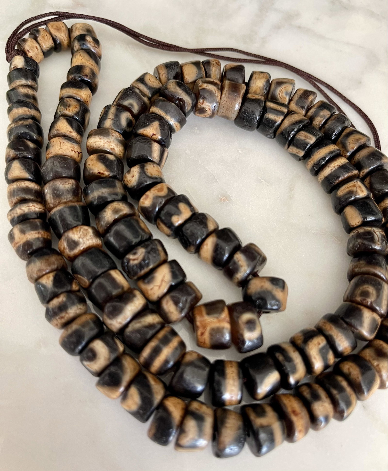 TIBETAN DZI AGATE BEADS NECKLACE (1 of 6)