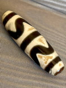 A TIBETAN DZI BEAD: SIZE: 11 X 39 mm