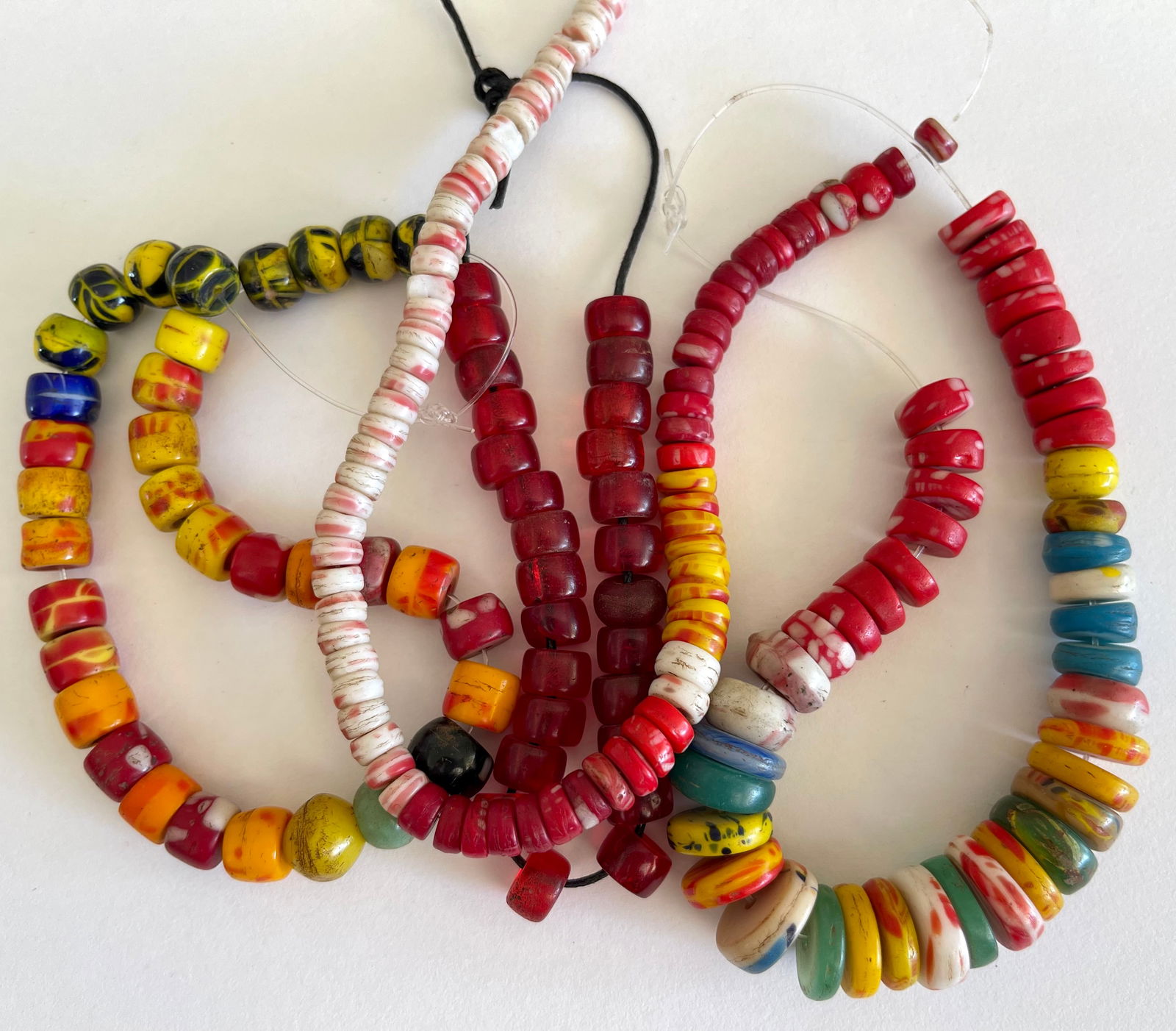 GROUP OF MIXED COLORFUL ANTIQUE AFRICAN TRADE BEADS (1 of 3)