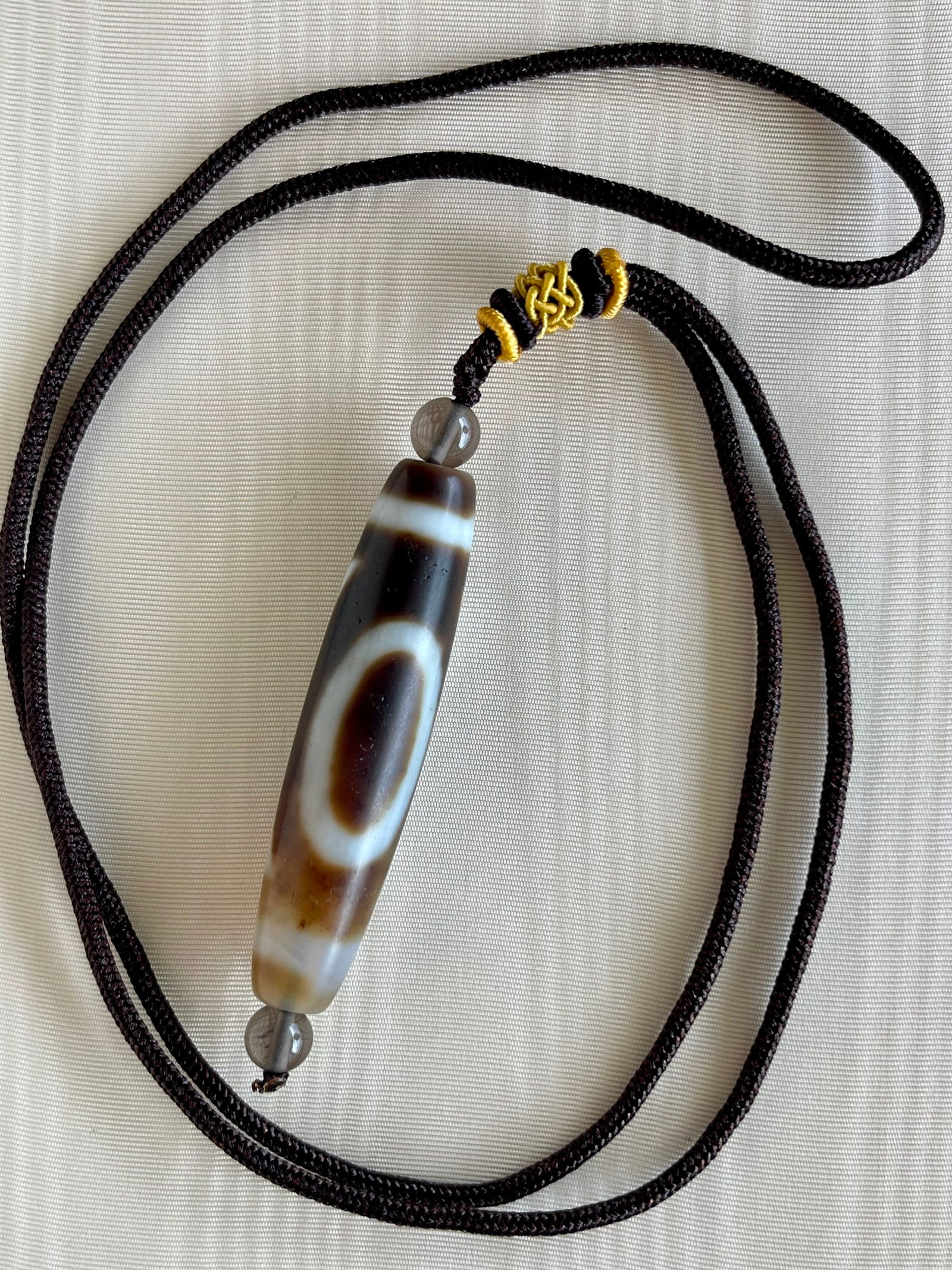 A TIBETAN DZI BEAD NECKLACE (1 of 5)
