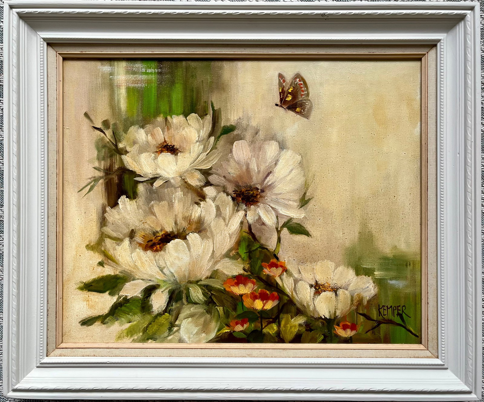 ORIGINAL VINTAGE STILL LIFE OIL PAINTING FLOWERS AND BUTTERFLY SIGNED KEMPER: Gorgeous Original Oil on Canvas Vintage Painting. TOTAL FRAME SIZE: 24.5 X 20.5 Inches Approx. PAINTING SIZE: 16 X 20 Inches. Signed Lower right Kemper. Good Condition Refer to pictures for details. S