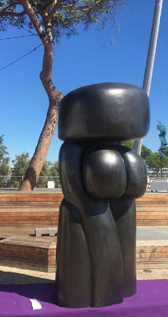 Wang Keping (né en 1949) Femme Epreuve en bronze: Wang Keping (né en 1949) Femme Epreuve en bronze inscrite "IK" et numéroté sur 5 H 300 cm Garde Rouge sous Mao, il a survécu aux camps de rééducation politique Après un temps à la télévision