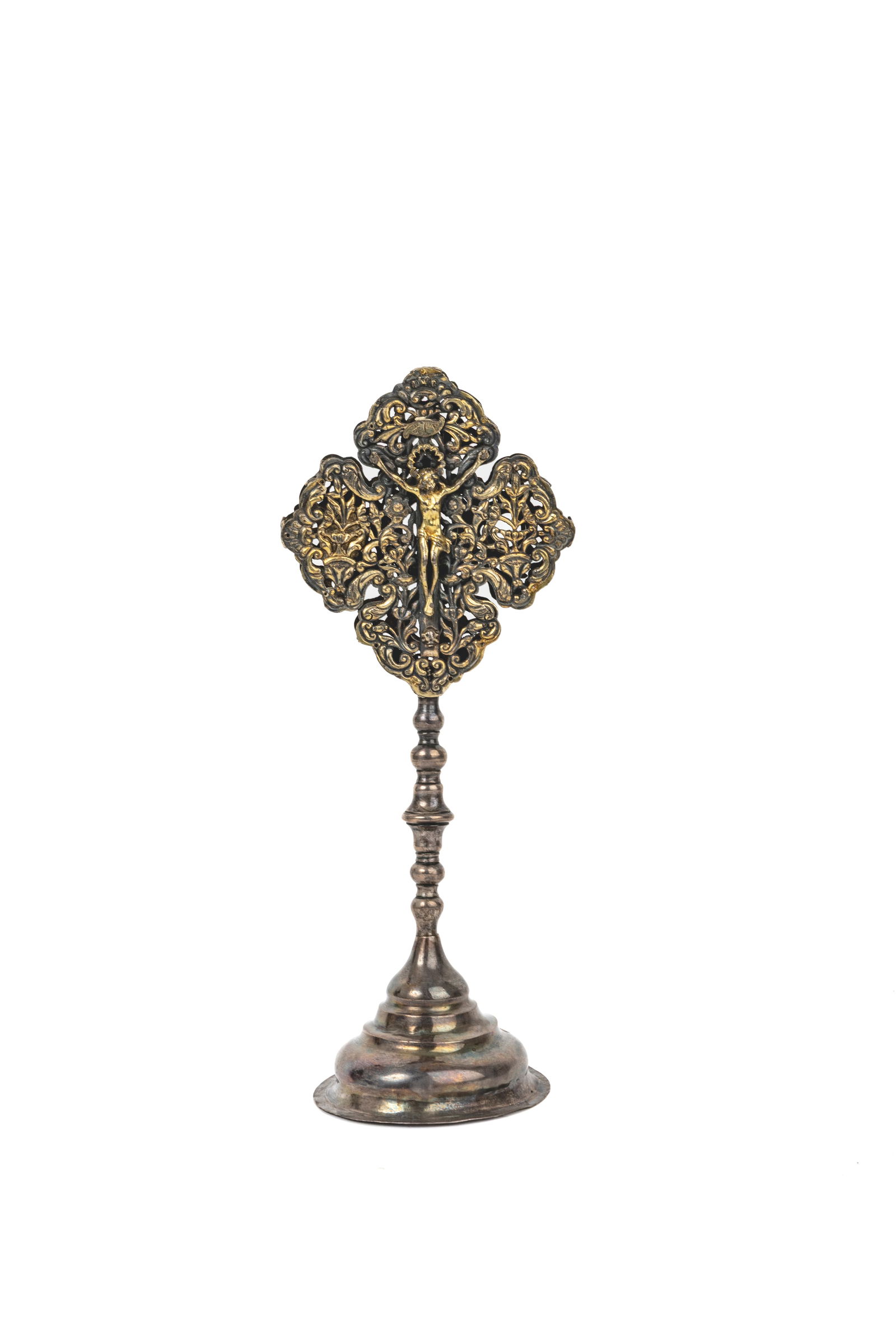 Gilded silver altar crucifixThe cross with three-lobed branches in openwork silver, with vegetal (1 of 1)