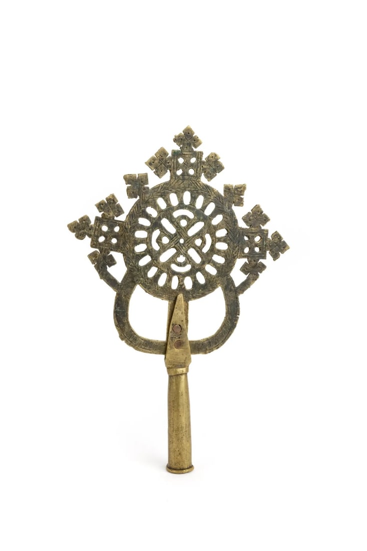 Bronze processional cross with decoration…: Bronze processional cross with interlacing decoration.Ethiopia.H: 40 cm. L : 27 cm.