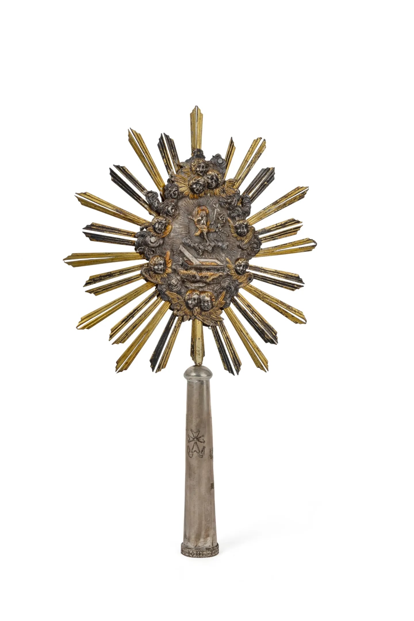 Radiant reliquary (djadjandj / ??????): Radiant ReliquaryOn the front, the Resurrection of Christ surrounded by a cloud of cherubs. On the back, an undetermined relic in an oval glass-covered theca, surrounded by a cloud of cherubs