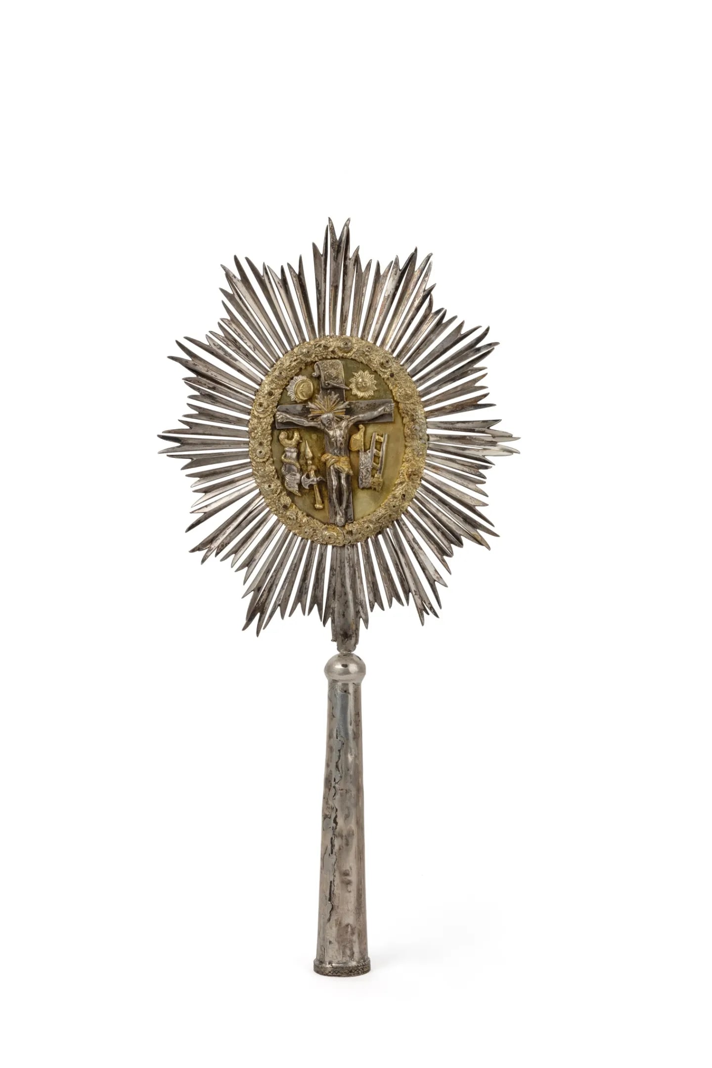 Radiant monstrance (djadjandj / ??????): Radiating monstrance On one side, the Resurrection of Christ surrounded by the Holy Women and an angel. On the other, the crucified Christ surrounded by the symbols of the Passion with the sun and