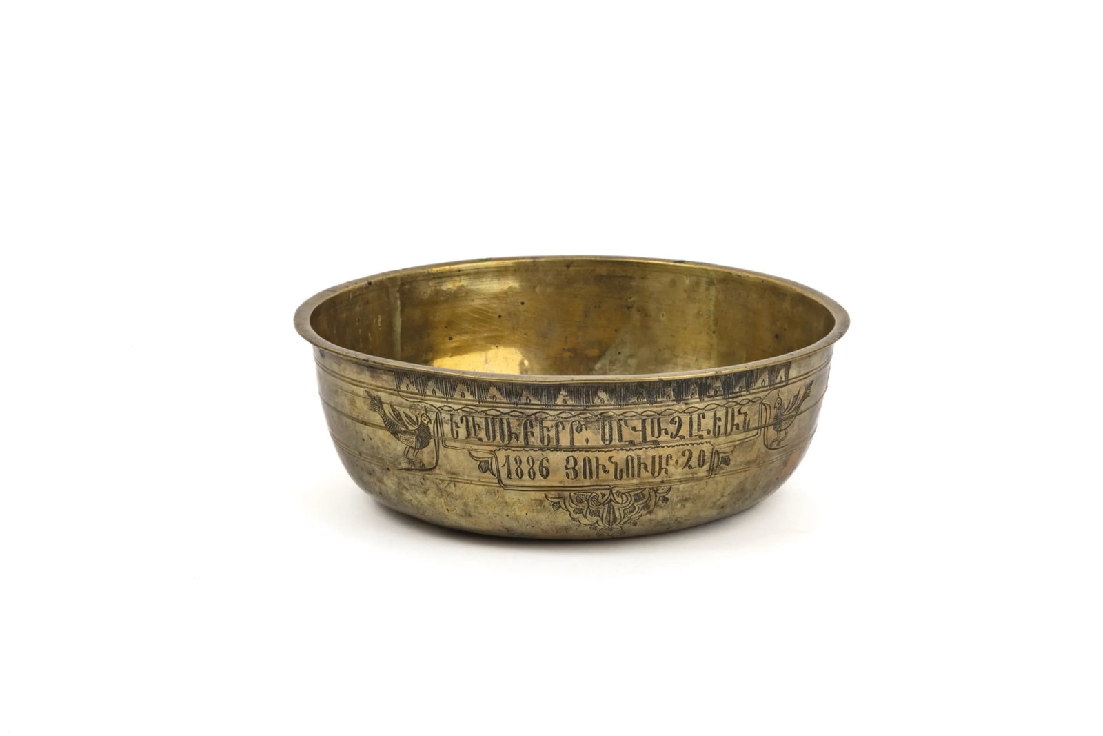 Elegant tinned copper bowl: Elegant tin-plated copper bowlInscribed in Armenian 1886... 20 (Élisabeth Sivaslian, January 20, 1886).Height: 8 cm. Diameter: 24 cm.