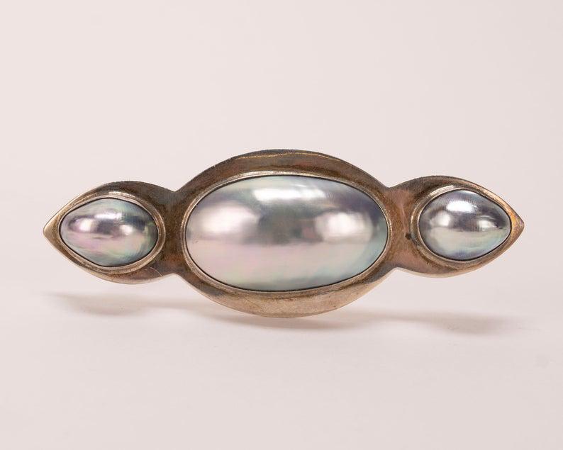 Signed Grey Blister Pearl Sterling Brooch: Vintage Signed Grey Blister Pearl Sterling Silver Modernist Bar Pin Brooch . This exquisite, modernist bar pin brooch is in excellent condition with minor surface wear and tarnish to the silver, as sh