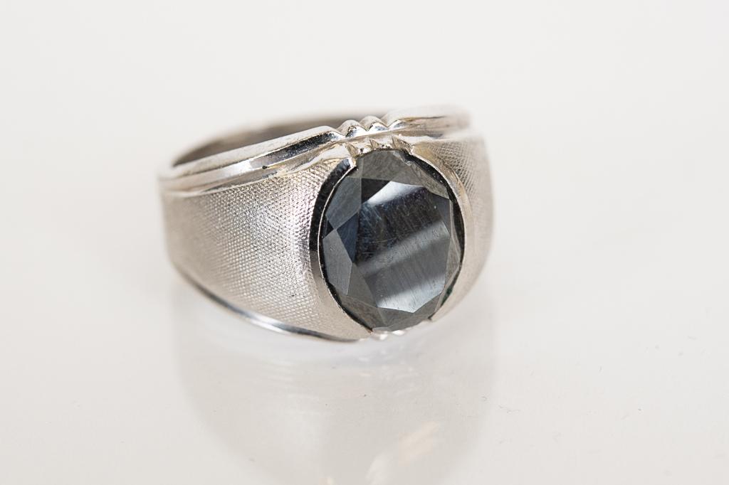 18KT EP & Hematite Men’s Signet Ring: Item/Description: Vintage 18KT White Gold Electroplate & Hematite MenÂ’s Signet Ring. Elegant ring combines textured, brushed satin and smooth finishes and a center, faceted genuine hematite. Inner