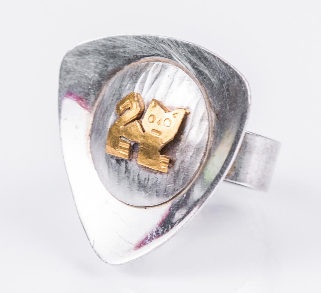 Modernist Sterling & 18K Peruvian Cat Ring: Item/Description: Unique figural ring. Modernist, geometric design combining mixed metals and textures. Shiny and brushed matte sterling silver top with an 18K Gold figural cat. Slightly domed setting